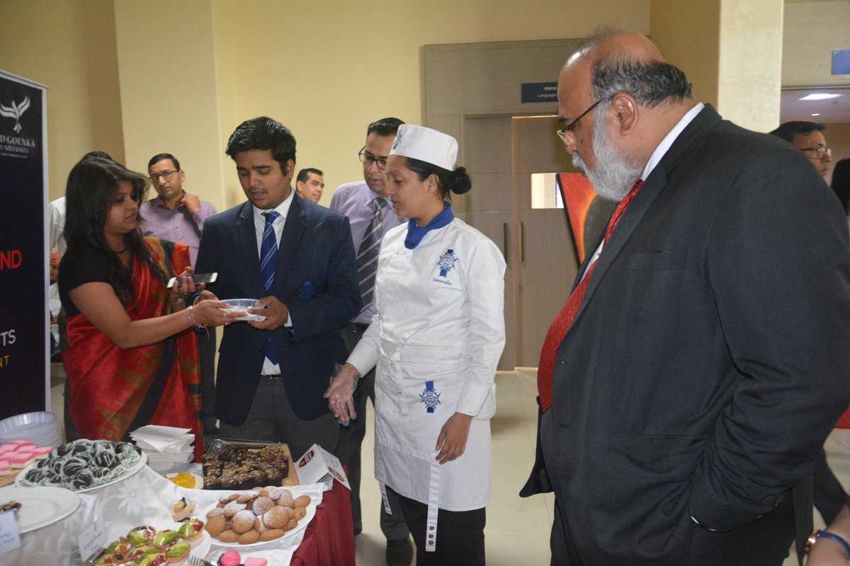 goenka_univer's tweet photo. Walnut Carrot Cake, Fresh Fruit Tart, Apple Crumble, Almond Coated Truffle Balls —- Few of the tastings displayed by our talented students of Le Cordon Bleu School of Hospitality, G D Goenka University.
#GDGoenkaUniversity #LeCordonBleu #SchoolofHospitality #JoysofBaking https://t.co/mfzkxyBzIM
