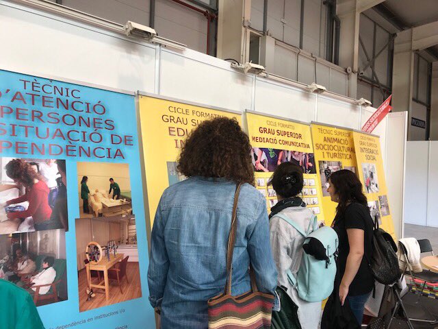 ins_tremp's tweet photo. Sortida a Lleida dels alumnes del Cicle d’Atenció a la dependència i Cures auxiliars d’infermeria.
Hem visitat dos centres sociosanitaris: l’associació Aspid Lleida de discapacitat física i l’associació Down Lleida. També hem anat a la fira de Formació professional. https://t.co/n2MiW6ftIj