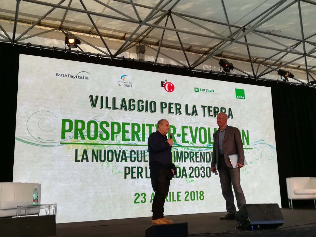 CS_SmartCity's tweet photo. Al #VillaggioperlaTerra18 con Sergio Malatesta, autore di Linea Verde Rai, si parla di agricoltura sostenibile e degli agricoltori Italiani custodi della biodiversità. https://t.co/yTbFmCoEkV