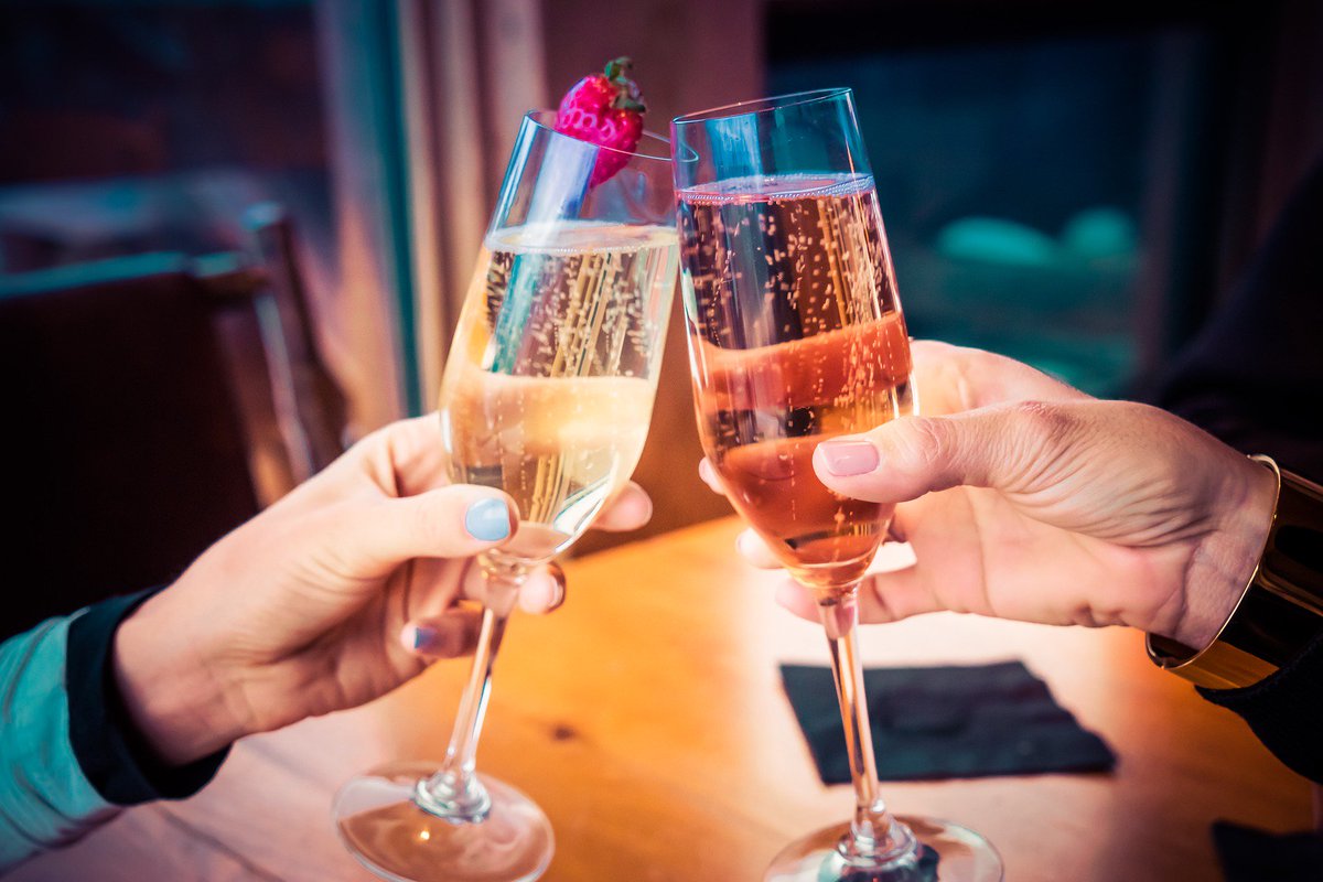 recycle_now's tweet photo. #DYK we currently save enough energy from #recycling glass to chill 34 bottles of wine each day for every UK household? Good news if you're hoping to celebrate the arrival of the #royalbaby with a glass of champers! 🍾 https://t.co/eu5gCx7OdV
