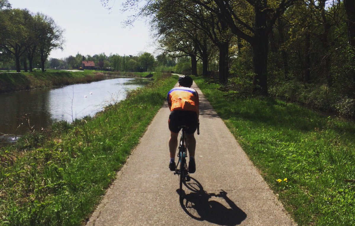 kopgroepalyda's tweet photo. De volgende wedstrijd voor Alyda is de World Cup in Oostende (B). Eerst nog wat rondjes in het zonnige Nederland!
#fuij #bioracer #sockeloen #continental #kmcchains #ffwd #newcaresupplements #paracycling #stelorthopedie #2spoke #haicobouma #fietsen #summertime #sunnyrides https://t.co/0zBNTTv2Zg