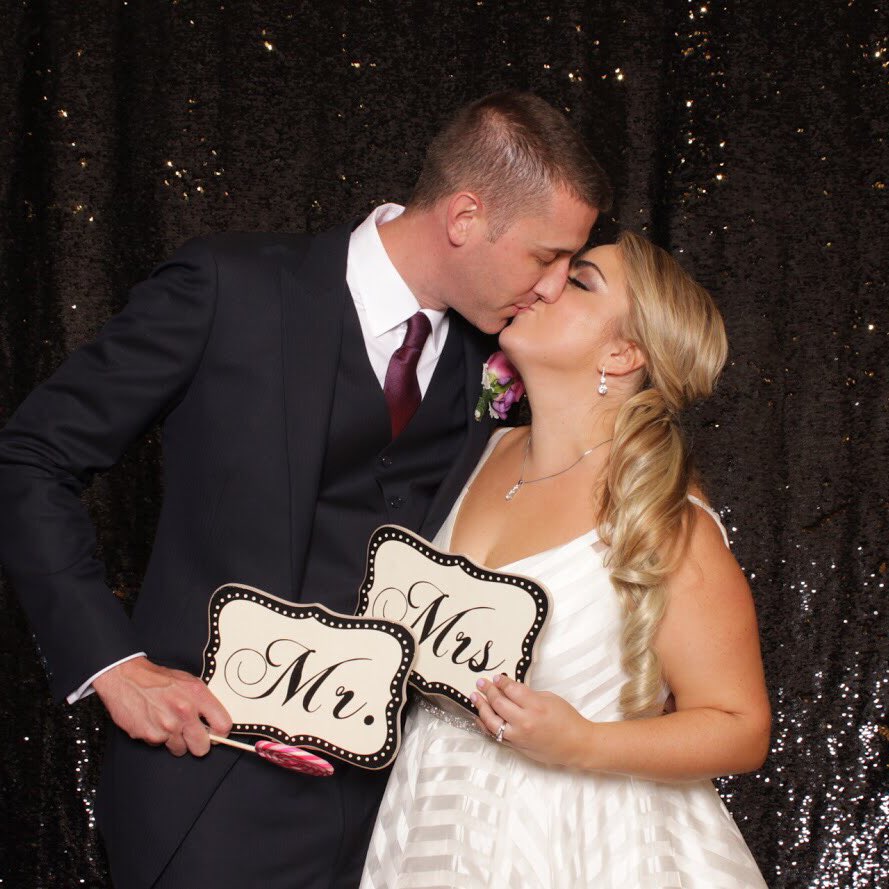 PhotoBoothSoCal's tweet photo. Congratulations to the newlyweds Christopher &amp; Natalie! 🍾💍 What a great couple and fun family✨ 
#justmarried #mrandmrs #socalwedding 
——-*****——*****——-*****
Wedding Coordinator: @deannanashevent 
Venue: @Sherwood_Events https://t.co/32PTv5JHS0