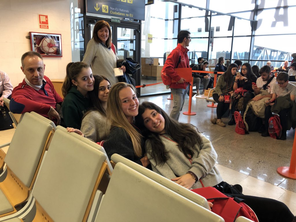 VReinaGijon's tweet photo. Ready!!! Nos vamos!! 🇬🇧 #VR #VRontour #viaje #ponteencamino #bye https://t.co/d2QJpCz082