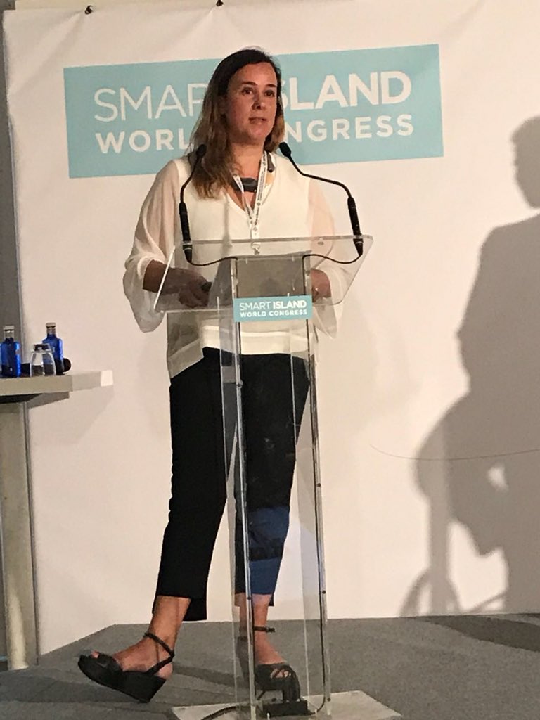 rll2030's tweet photo. Hoy estamos presentes en el Congreso #SmartIsland @SilviaDelgado explicando nuestro proyecto #SIWC18 #DUCSI #RLL2030 https://t.co/l05vo4nFGd