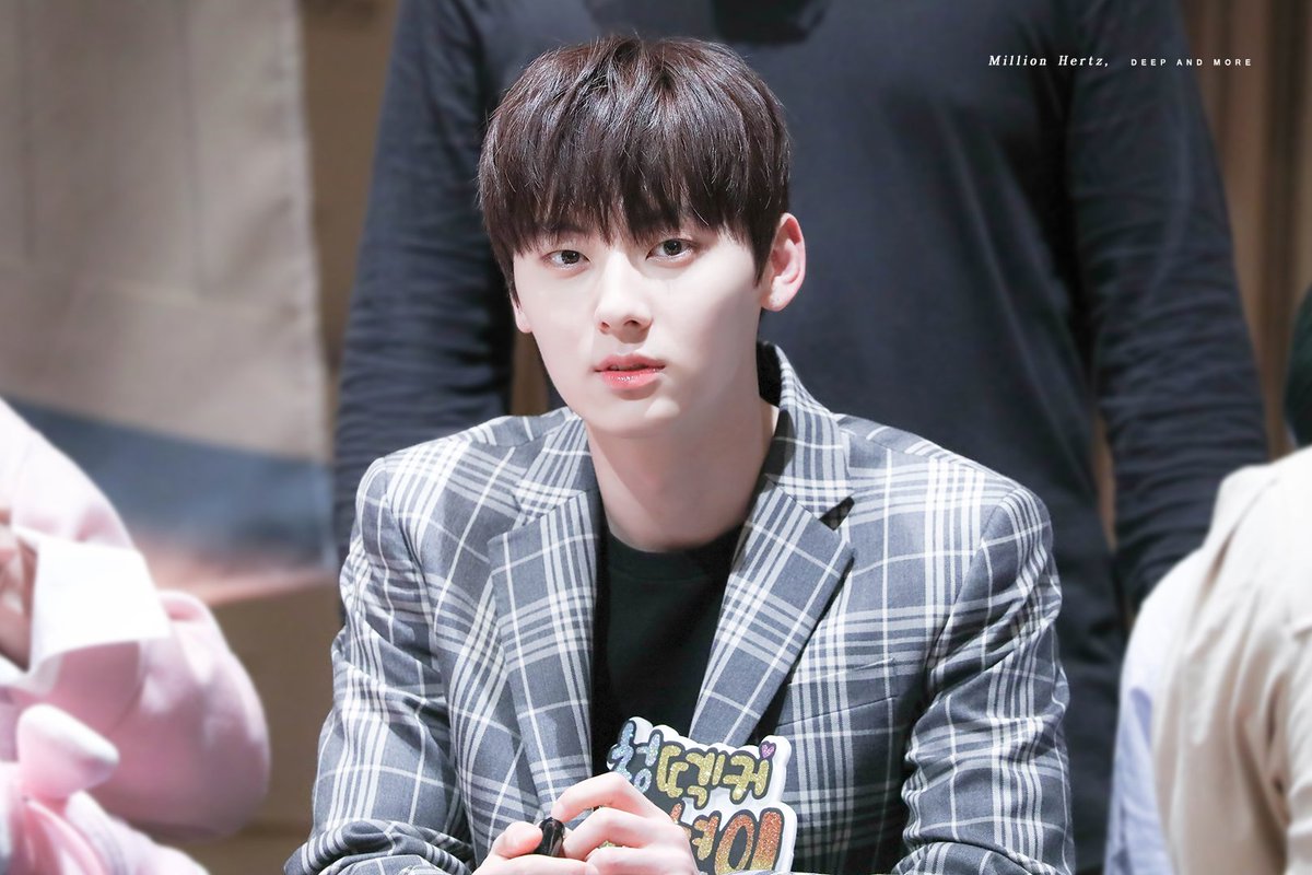 deepand_more's tweet photo. 180421 어깨가 3XL, 태평양인 사람😳

#황민현 #민현 #wannaone #예사팬싸 https://t.co/1YEM019Uau