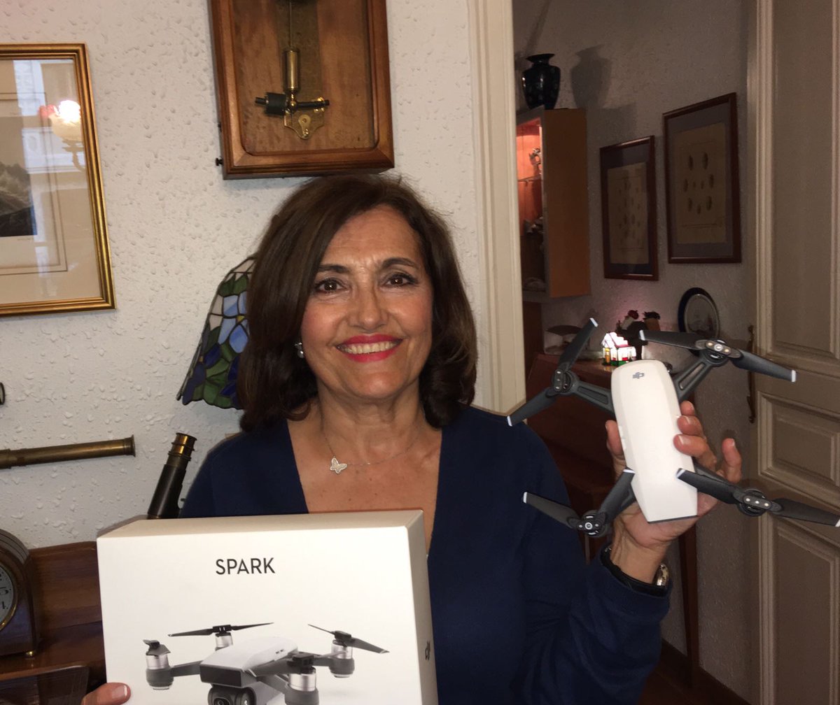 AlertaForestal's tweet photo. La Gloria Pellisé ja ha rebut el #dron que s'enduia la guanyadora o el guanyador del #TreeMotion!!! 👏 Enhorabonaaa!! Podeu recuperar els resultats del concurs en aquest enllaç: https://t.co/MScyMiwOc9 🤩 https://t.co/g40NwC5GH9