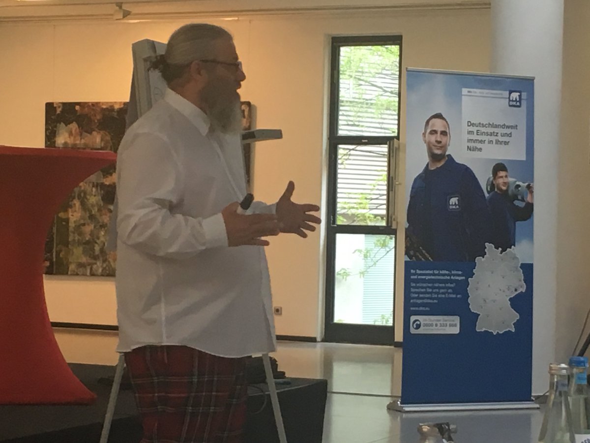 _lfactory's tweet photo. Wer der Meinung ist, dass unser Kollege @ralf_zwitschert immer nur auf den #LATCs im „schrägen“ Outfit erscheint hat sich getäuscht – hier ist #Ralle wie wir ihn intern nennen in Aktion bei der #DresdnerKühlanlagenbauGmbH am vergangenen Freitag zum Thema #KATA. https://t.co/zOWcood43T