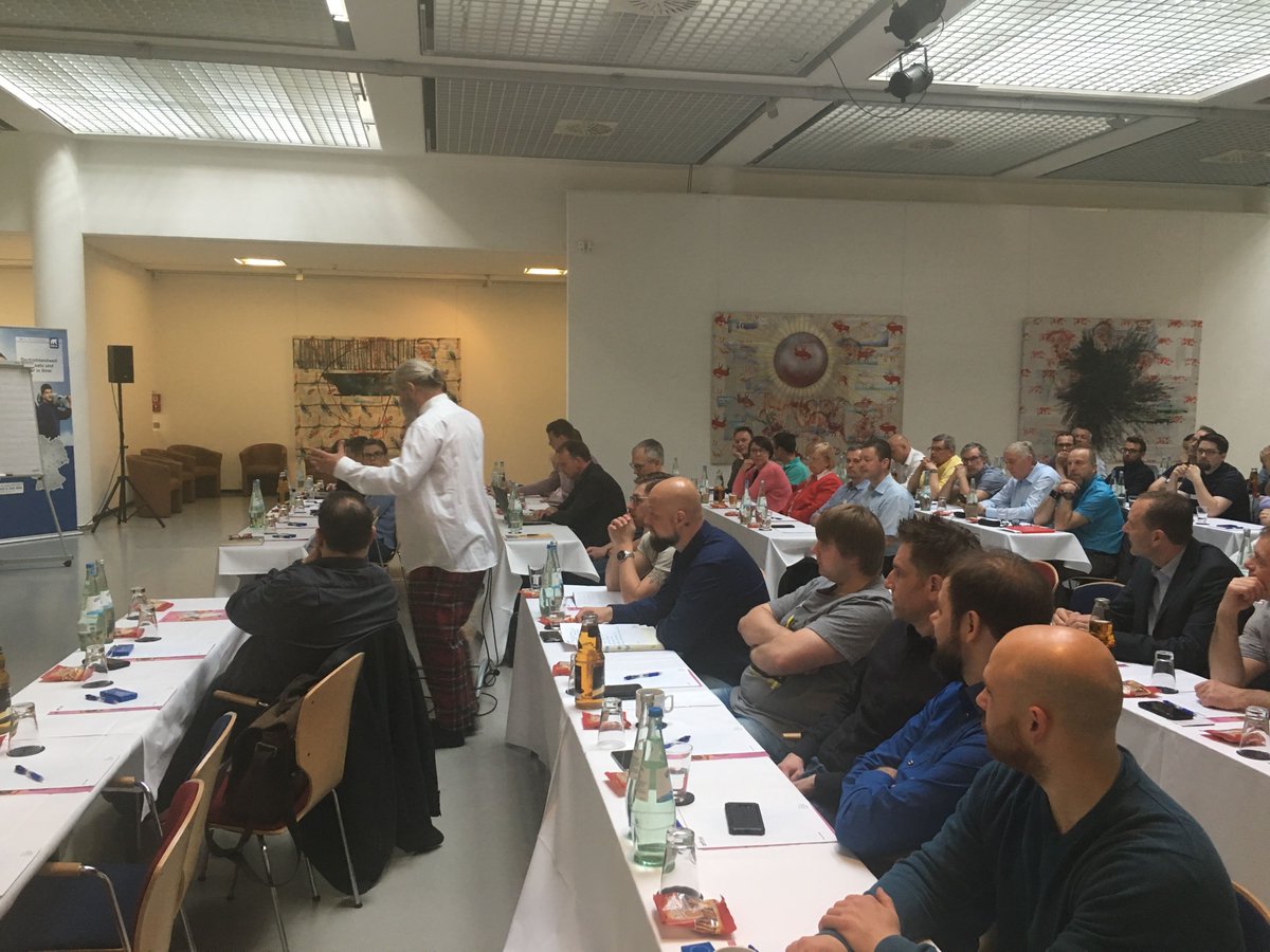 _lfactory's tweet photo. Wer der Meinung ist, dass unser Kollege @ralf_zwitschert immer nur auf den #LATCs im „schrägen“ Outfit erscheint hat sich getäuscht – hier ist #Ralle wie wir ihn intern nennen in Aktion bei der #DresdnerKühlanlagenbauGmbH am vergangenen Freitag zum Thema #KATA. https://t.co/zOWcood43T