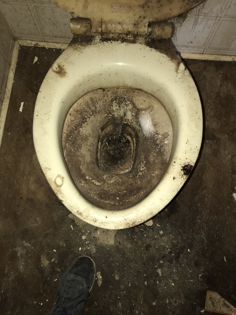 RustingtonClean's tweet image. Extreme clean at a hoarders house today some people need a little help ...if you need help contact us  #hoarder #extremecleaning  1/2