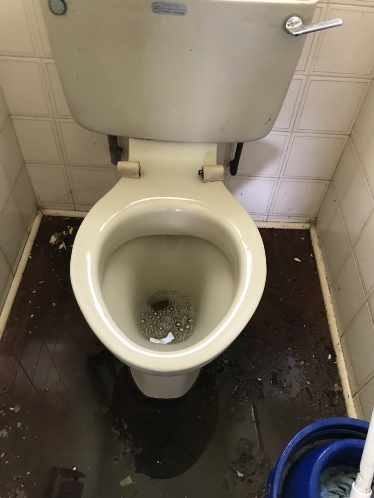 RustingtonClean's tweet image. Extreme clean at a hoarders house today some people need a little help ...if you need help contact us  #hoarder #extremecleaning  1/2