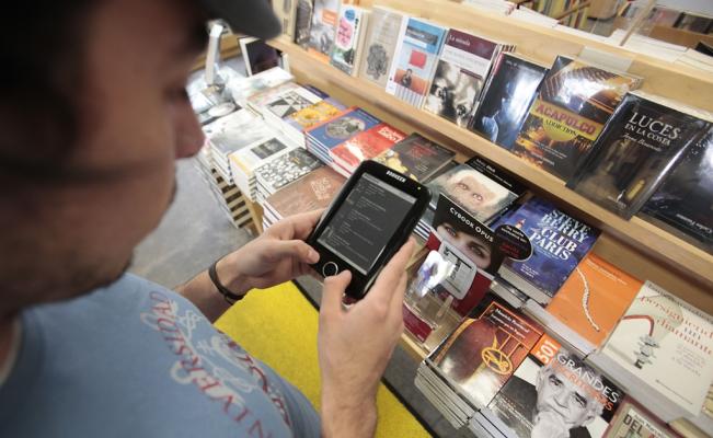 univ_ciencia's tweet photo. #DiaInternacionalDelLibro ¿Prefieres leer libros en papel o en formato digital? Los estímulos en son absolutamente distintos https://t.co/furKhlD4he https://t.co/fvMY5MJHdQ