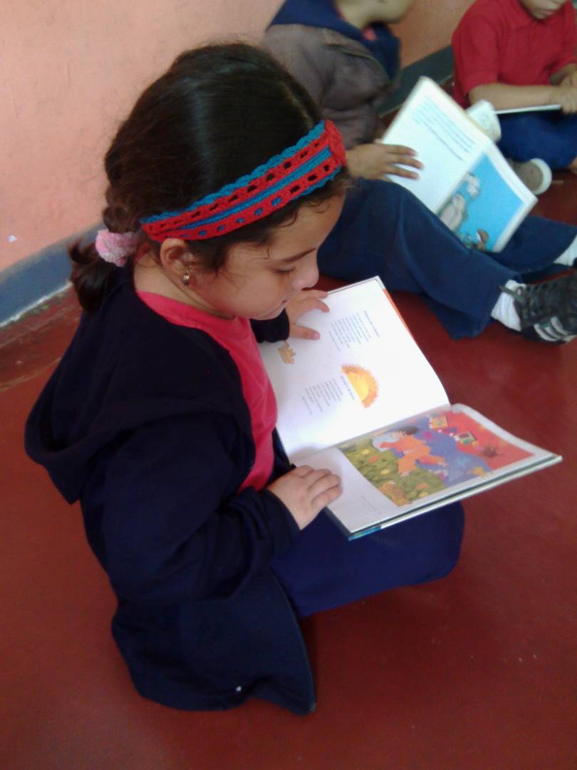 CEI_AndresBell's tweet photo. Día internacional del libro... niños y niñas abrazando la lectura!!! #VamosVenezuela @oleisa2010 @NicolasMaduro @magallyvina @FNNSimon @ninosimon_Lara @LARAIDENNA @MPPEDUCACION https://t.co/mgI6jo1AQC
