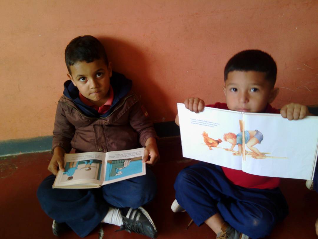 CEI_AndresBell's tweet photo. Día internacional del libro... niños y niñas abrazando la lectura!!! #VamosVenezuela @oleisa2010 @NicolasMaduro @magallyvina @FNNSimon @ninosimon_Lara @LARAIDENNA @MPPEDUCACION https://t.co/mgI6jo1AQC