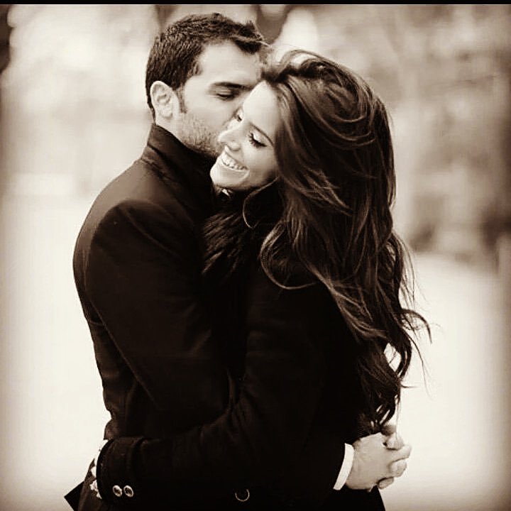 سأجـــعل حبـــي لك اســــطورة فيـــها الحــب والعـــشق والكلــــمات ..!!
ليست كتلك الكلمات سـأسـمع العـالم بـاني أحبك وأطـلب فــي كــل لــحظة
مناجـاة قلبـك آآآه يـا من اسميتك أنـا لو كـنت اعلـم ان فـي الحب اختصـار
لأختصرت كــل الحــروف الابجــديـة فــى حبــــك