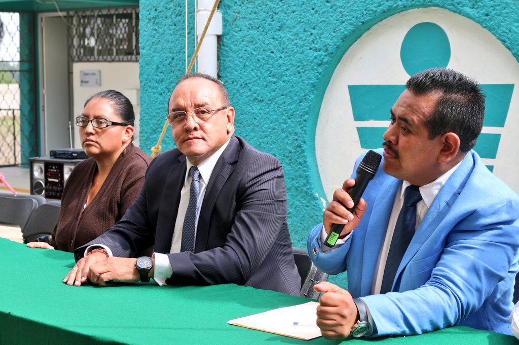 cobaep's tweet photo. En el @cobaep estamos seguros que los jóvenes son el futuro de Puebla y que escuchando sus necesidades podremos mejorar su educación. Platicamos con padres de familia del Plantel 16 de Tlachichuca. @cobaep
#SomosCOBAEP https://t.co/pUc6cJOmlK