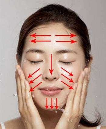 I7VnuB1Hd8xYQC2's tweet image. สำหรับบุคคลที่เป็นสิวผิวแพ้ง่าย รูปซ้ายคือการล้างหน้า ล้างตามรูขุมขน วันละ 2 รอบก็พอ รูปขวาคือทาครีมเซรั่มต่างๆนาๆ พยายามทำตามภาพนะคะ ถ้าเราทำย้อนรูขุมขนมันอาจจะทำให้เกิดสิวอีกได้ 
#เมจิกสกิน