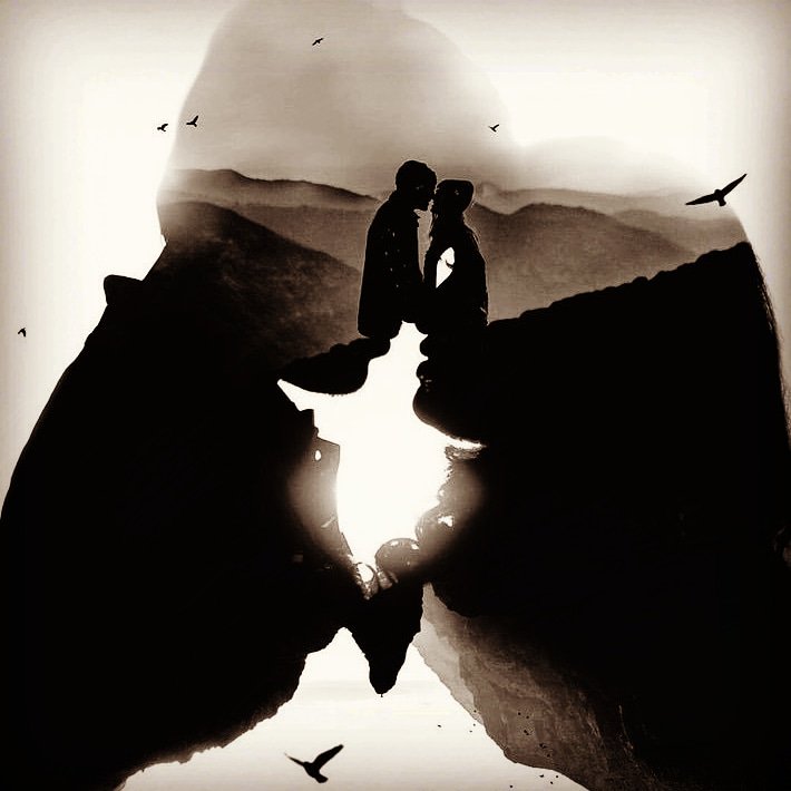 أحتاجك حبيبتي..
أحتاجك بكـــــــــــــــــــــــل جنون
أحتاج أن تحميني بين ذراعيكي
كما تنــــــــام الوردة بين الغصون
أحتاج أن أنظر إليكي
وأقرأ كـــــلام عينيكي
فقد علمني حبك حبيبي كلام العيون
تقول عينيك حبيبتي
لملمني بين أحضانك

فأنا أعشـــــــق جنونك أيها المجنونه