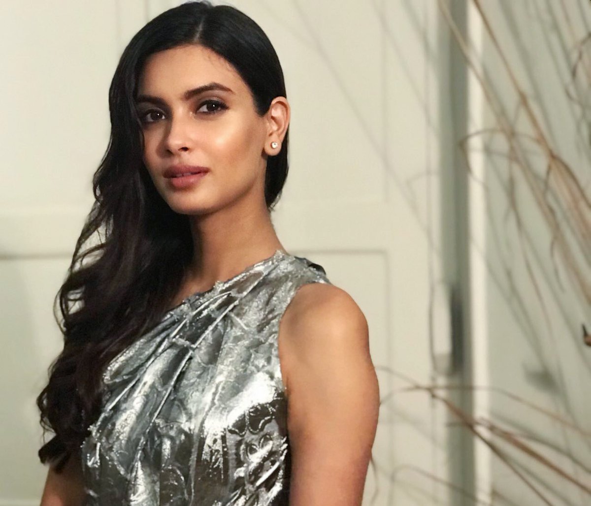 DianaPenty's tweet image. Made of stardust.... #ThatKindaNight #MetallicVibes #AsiaSpaAwards