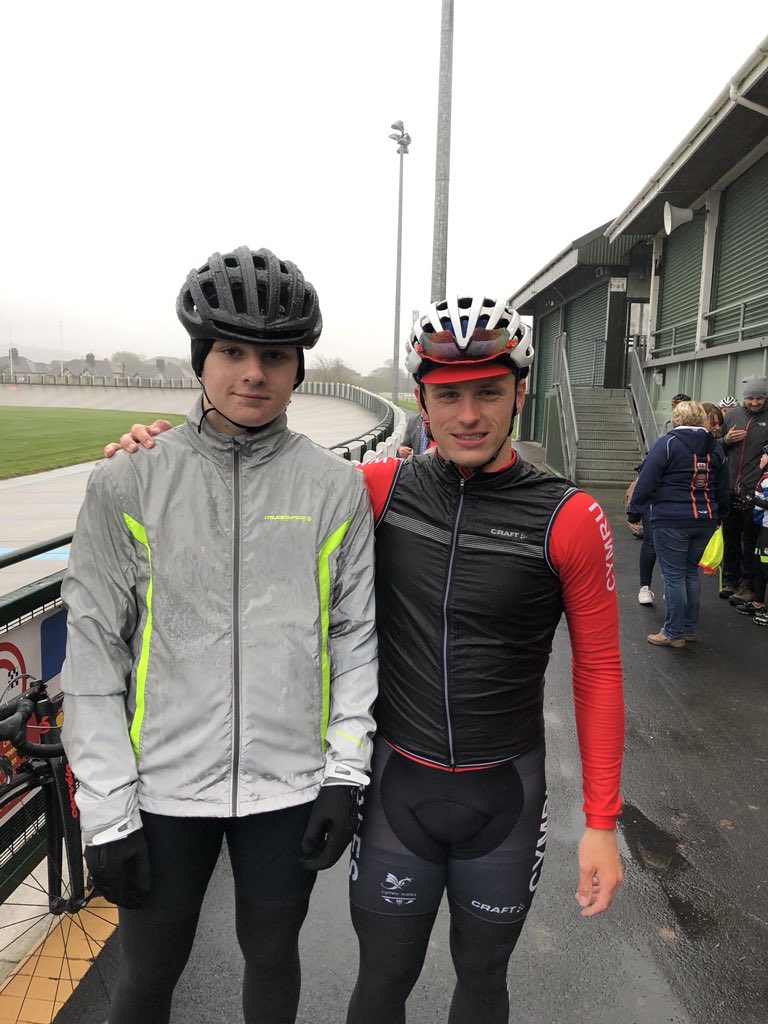 FISHBITE1234's tweet photo. @Bynea_CC @joeholt97 thank you for tonightโs session ,kory is just a beginner but loving these #cyclesessions #veledrome #cycling #roadbike #newfriends #lovinglife ๐ดโโ๏ธ๐ดโโ๏ธ๐ดโโ๏ธ https://t.co/nB4CUZEAAg