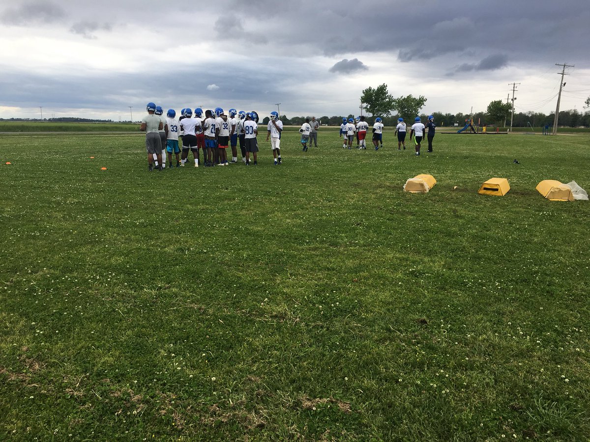 DDTSports's tweet photo. Football has arrived.
Defending Class 1A Champion Simmons opens spring practice. 
#DeltaFB https://t.co/IqcsNi1FAW