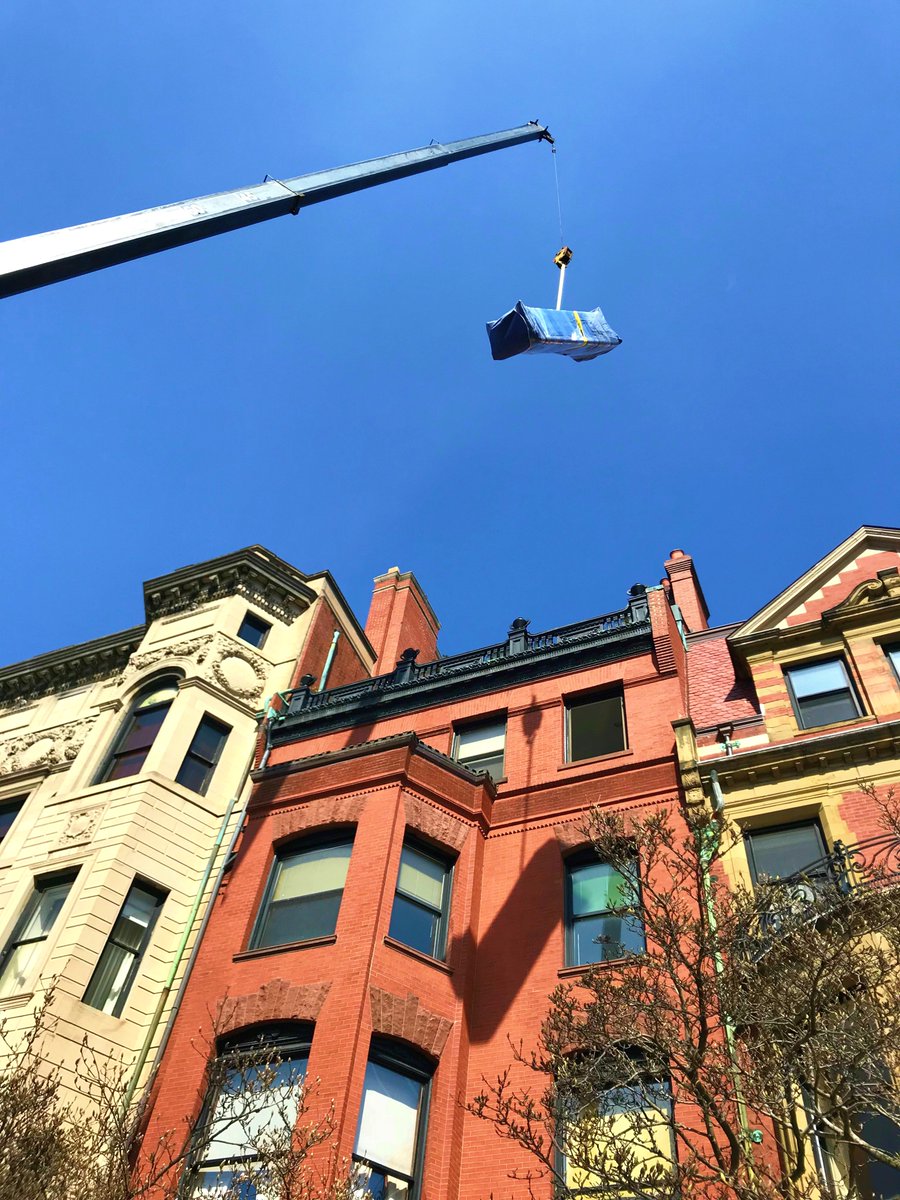 olympiams's tweet image. Hm, historic home on Commonwealth Avenue on the 4th &amp;amp; 5th floors &amp;amp; the stairs are too narrow to move out the furniture. What to do? No problem, Olympia can crane it out the window!
#BostonMoving #BostonMovers