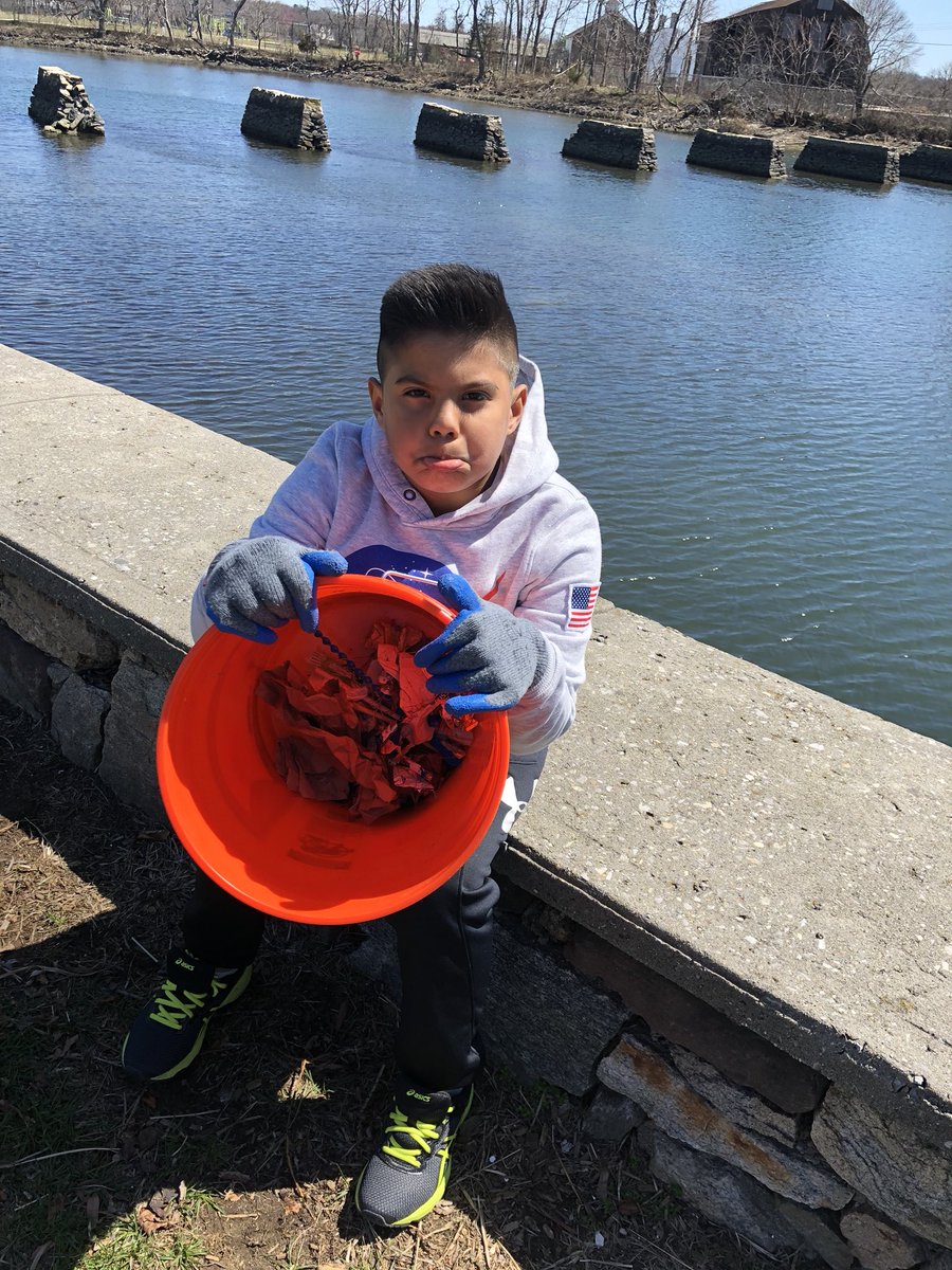 xmonly1's tweet photo. Helping clean up!! #proudmom https://t.co/jLPg2z2Hqr