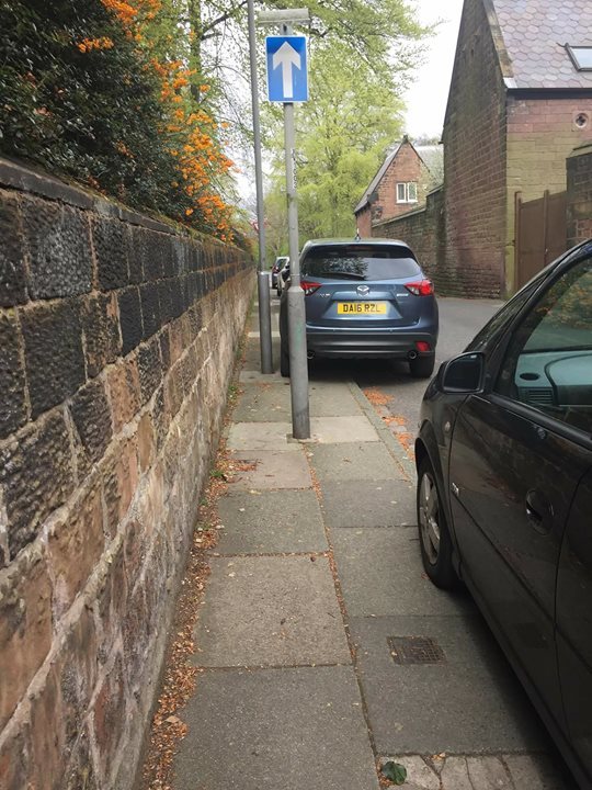 Parklikeatwatuk's tweet photo. The Road leading to Bishop Eton School, Childwall! All children and Buggies had to go into the road! 😡 https://t.co/pqMGCHhlot