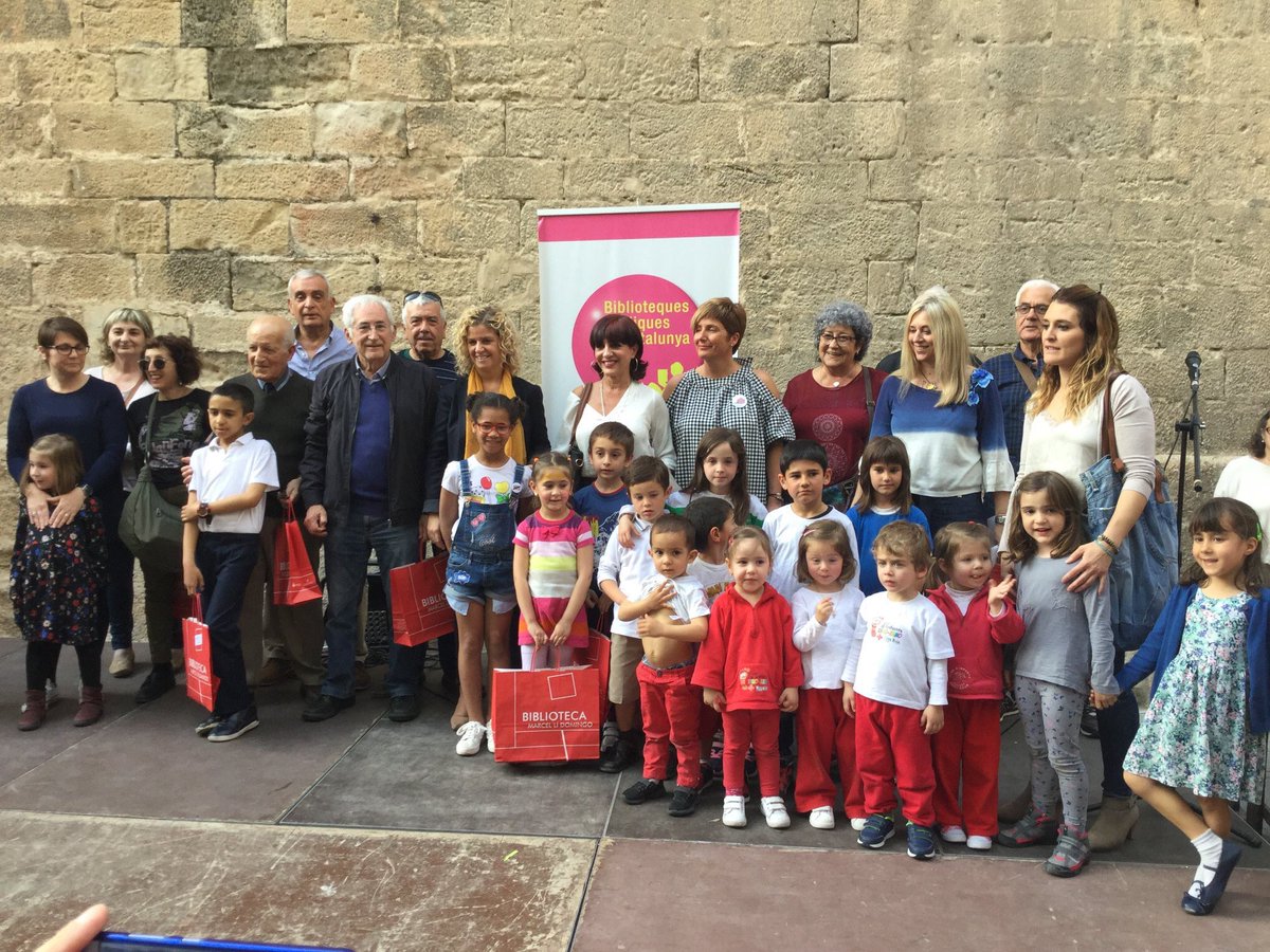 iprades64's tweet photo. Guanyadors del Concurs de manualitats i fotografia digital 'Una rosa per Sant Jordi'! Enhorabona a tots i gràcies per participar! #SantJordi2018 #Quèfemalesbiblios https://t.co/fyzKvU8M7R