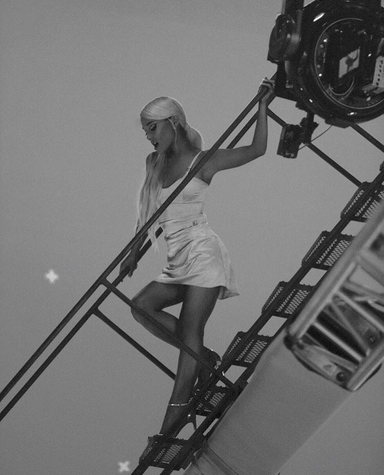 pignolisbutera's tweet photo. this is my favourite picture of my favourite person ♡😢 @ArianaGrande https://t.co/SXumBldQXp