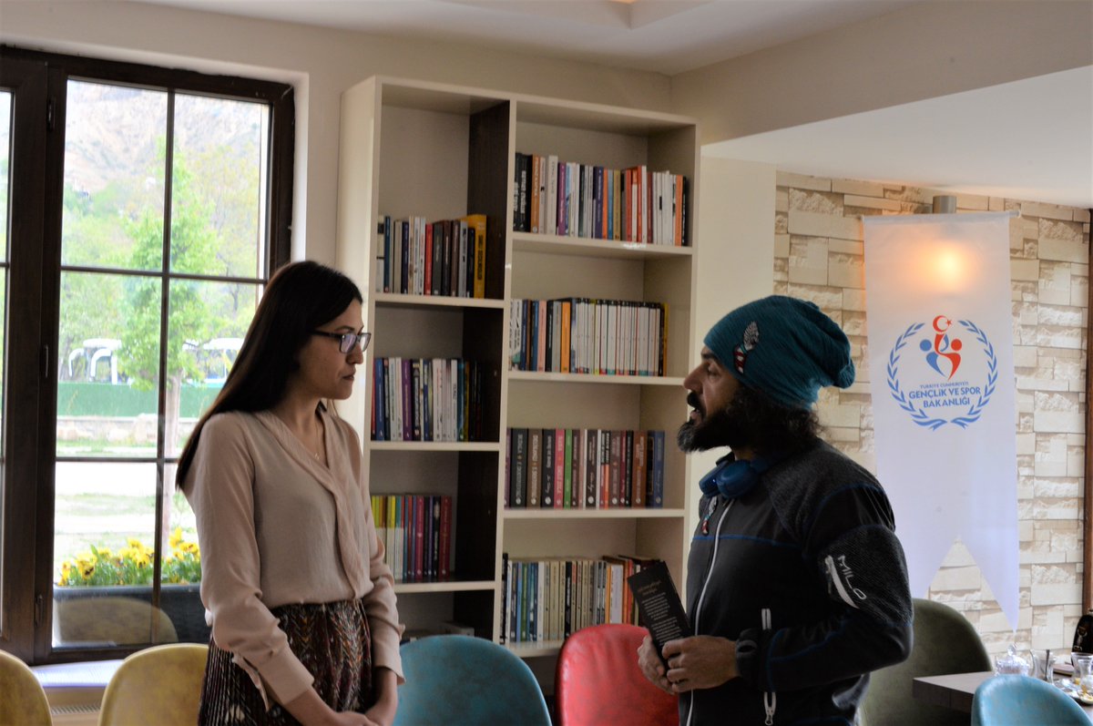 uzunderekitapc's tweet photo. Sakin Şehir Uzundere Kitap Kafe ünlü "Wingsuit Flyer" Cengiz Koçak ile "Gülüşün Dökülmesin Çocuk" kitabının yazarı Elif GÜÇTAŞ ŞAKAR'ı bir araya getirdi @GSBgenclikproje @gencliksporbak @kamuranozden @aliozdemirgsb @MUHAMMETCARTI @mbulut06 @mhalisozsoy @ElifGuctas @fuat https://t.co/EeZZzOYjU9