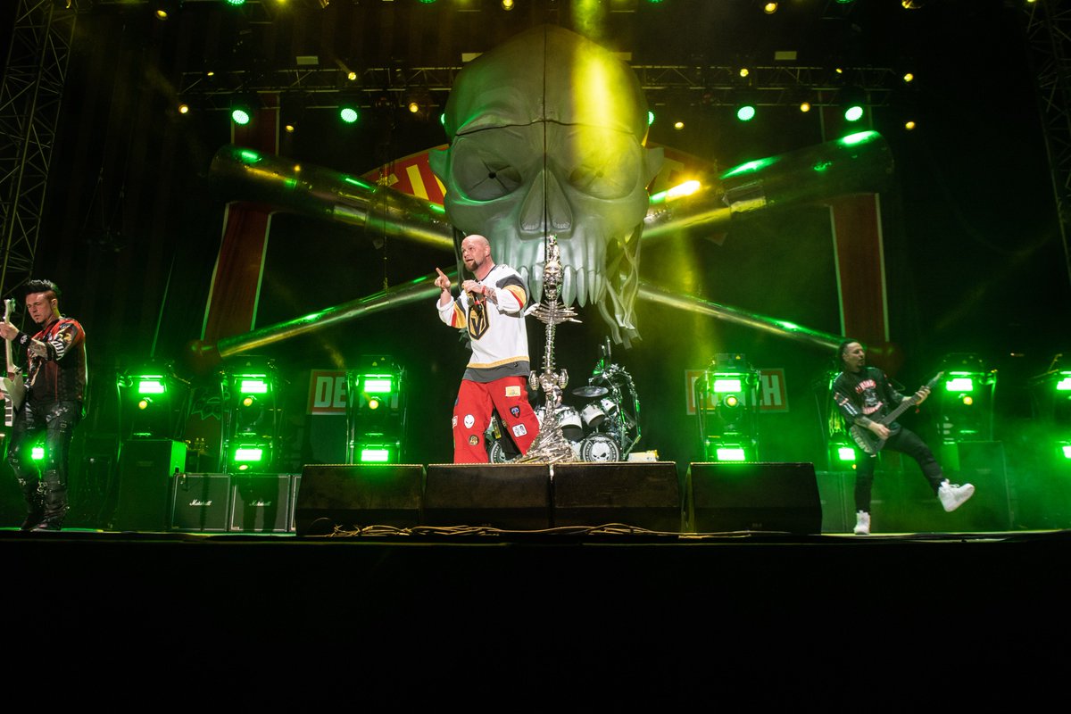 setlistfm's tweet photo. 🎶 @FFDP @LasRageous Day 2 📸: @wayneposner https://t.co/k5FXbnxP3c