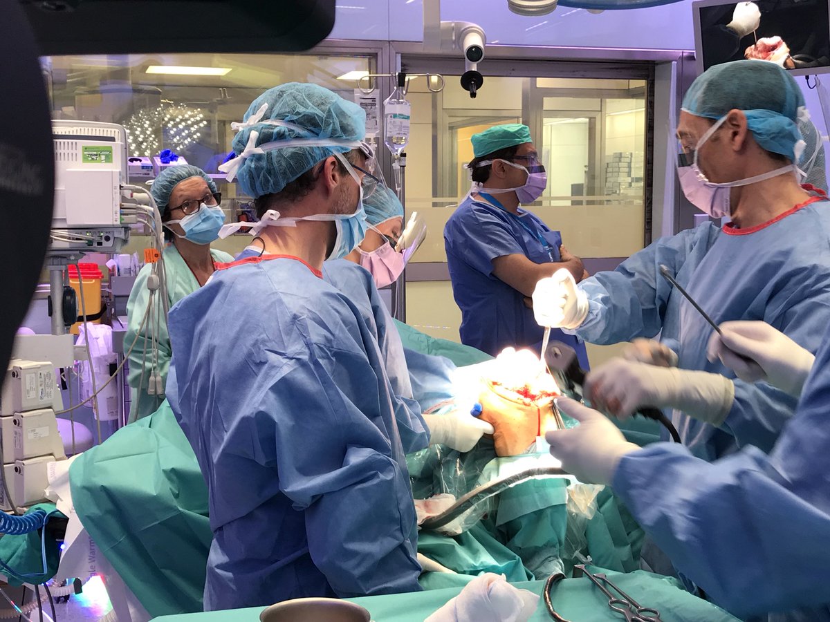 drsergisastre's tweet photo. Hoy hemos organizado desde la Unidad de #rodilla del @hospitalclinic 2 casos de cirugías en directo de #Waldemar Link: una Gemini niobio para #alérgicos, y una #endomodel bisagra para inestabilidad extrema. Quiero agradecer a Dr. @drdragpopescu y Dr. Lozano por su participación. https://t.co/Do0vlD5sX1