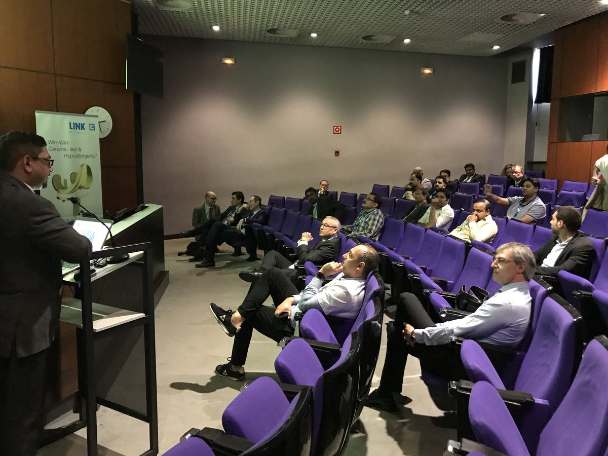drsergisastre's tweet photo. Hoy hemos organizado desde la Unidad de #rodilla del @hospitalclinic 2 casos de cirugías en directo de #Waldemar Link: una Gemini niobio para #alérgicos, y una #endomodel bisagra para inestabilidad extrema. Quiero agradecer a Dr. @drdragpopescu y Dr. Lozano por su participación. https://t.co/Do0vlD5sX1