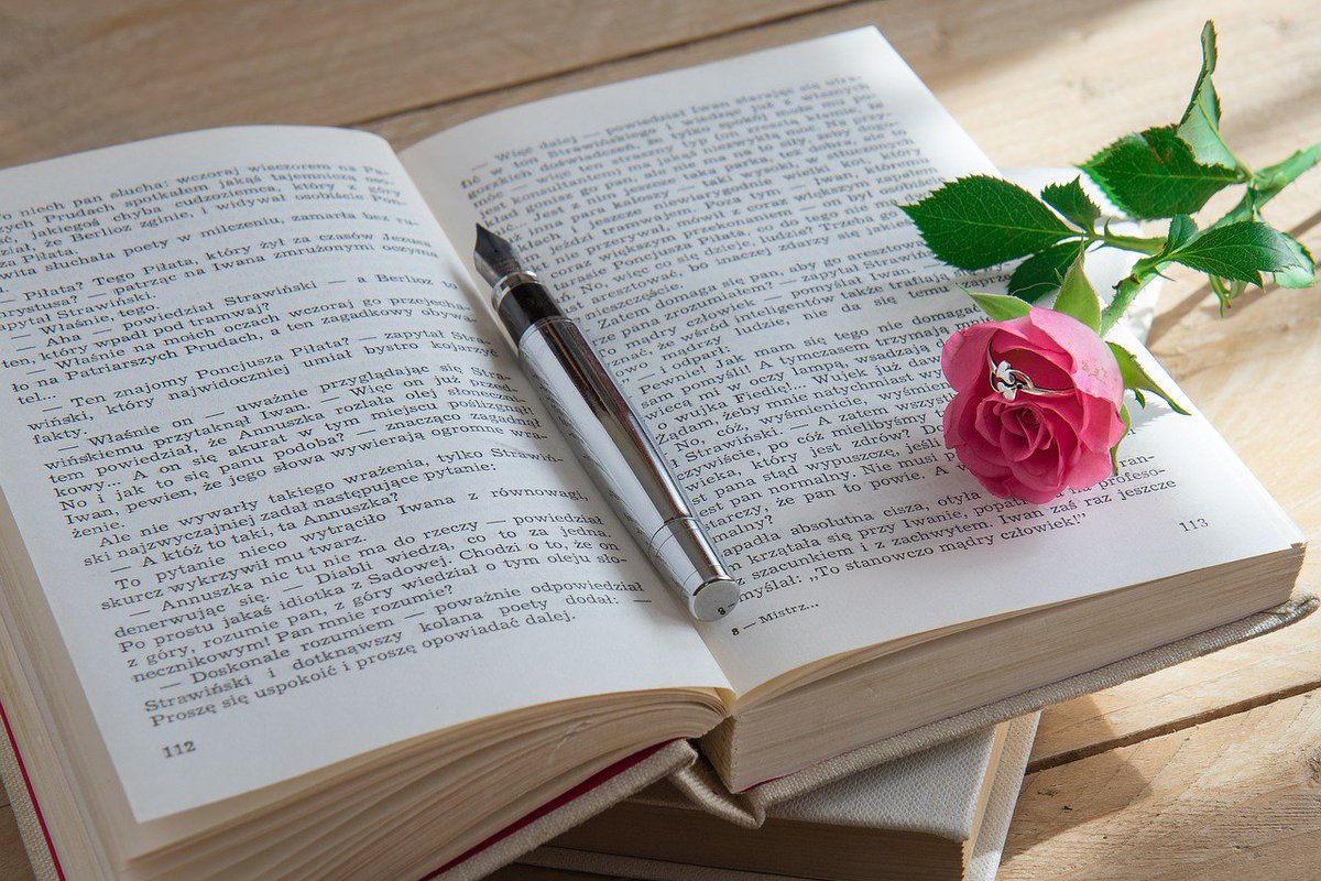 ¡Feliz día del libro a tod@s! 
Porque para viajar lejos, no hay mejor nave que un libro.