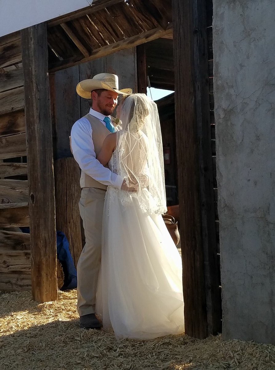 GumbieGirl's tweet photo. {April 14, 2018} Best. Day. Ever. Married my best friend, the love of my life 💚 @worth_tim #SwentWORTH https://t.co/NM10AveaxO