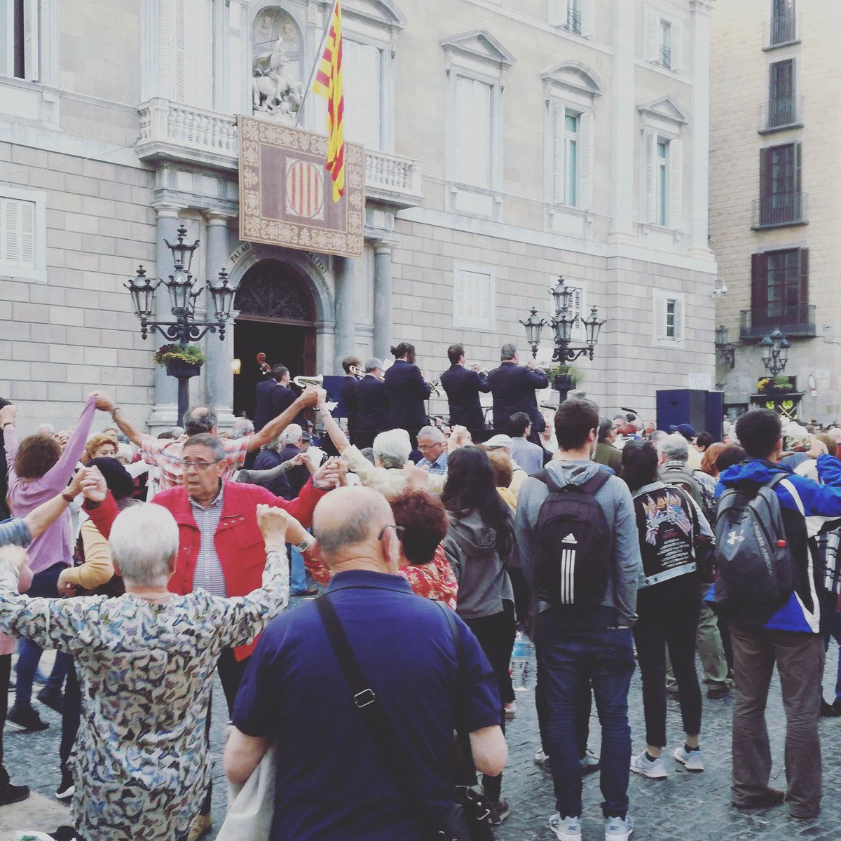 elfactorpink's tweet photo. Sant Jordi, día de alegría, amor y unión. Feliç Sant Jordi! #santjordi2018 #barcelona #igersbcn #igersbarcelona https://t.co/UdrawnTqZ2