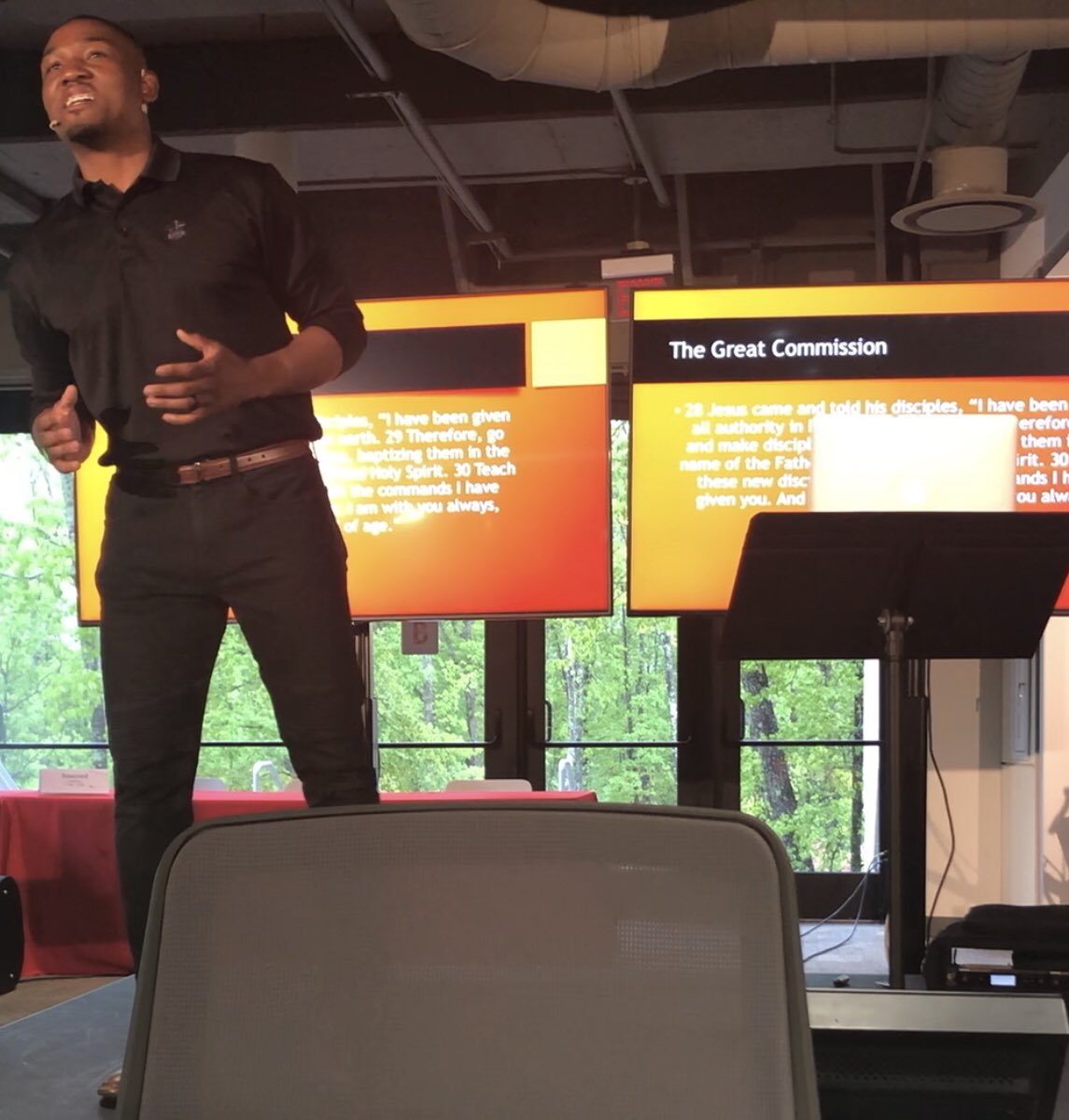 _VL2's tweet photo. “The greatest teams buy into the vision of their Coach. Thank you Jesus for being my greatest Coach.”
#ThereforeGO Matthew28:18-20
Thank you @ChickfilA for this opportunity to speak to your Headquarters Team. https://t.co/ZuZwEBWQ51