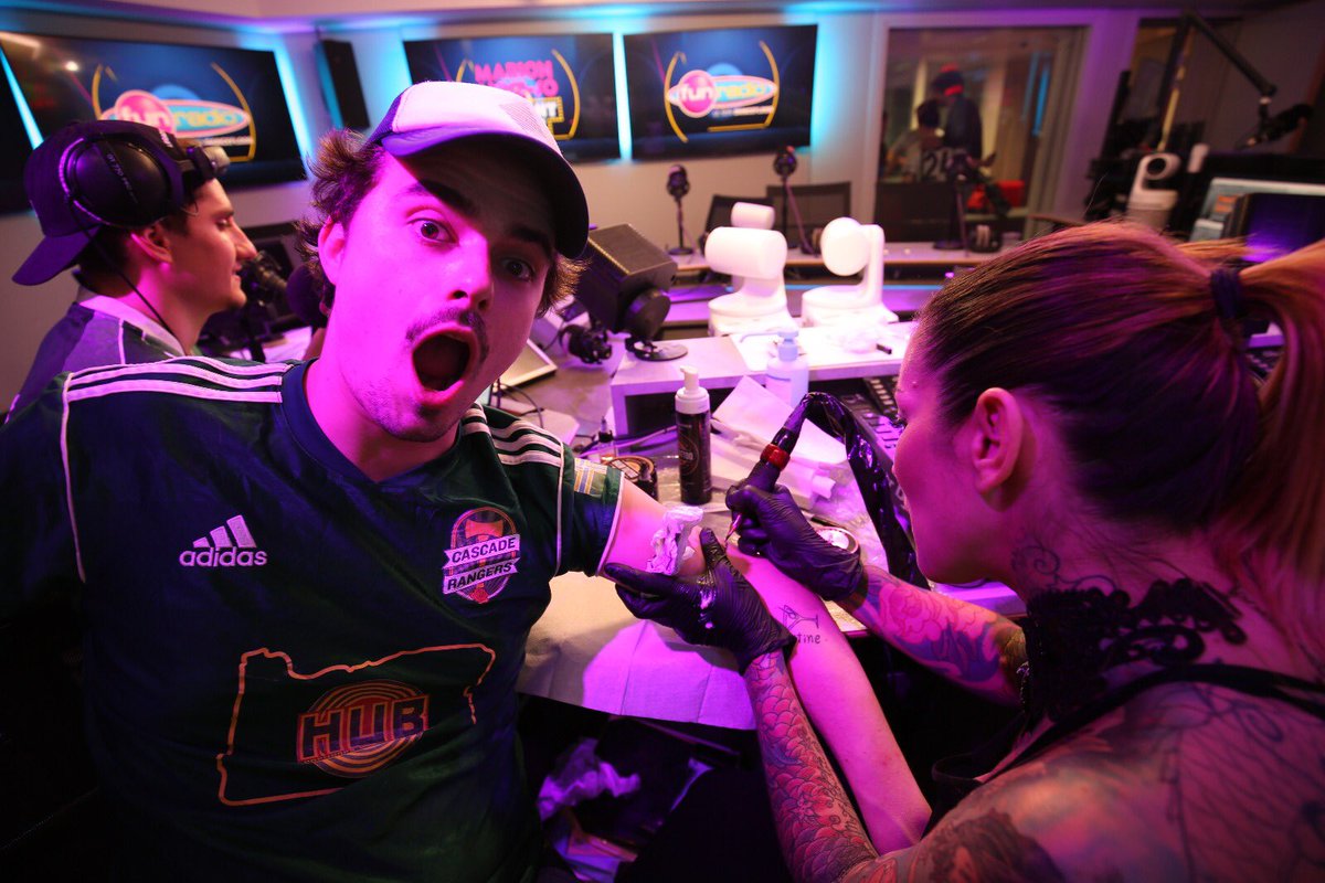 Il a encore frappé ! Pablo s’est fait tatouer « crampons nichons » pour la sortie du film « comme des garçons » 😂💉 #LeNightShow