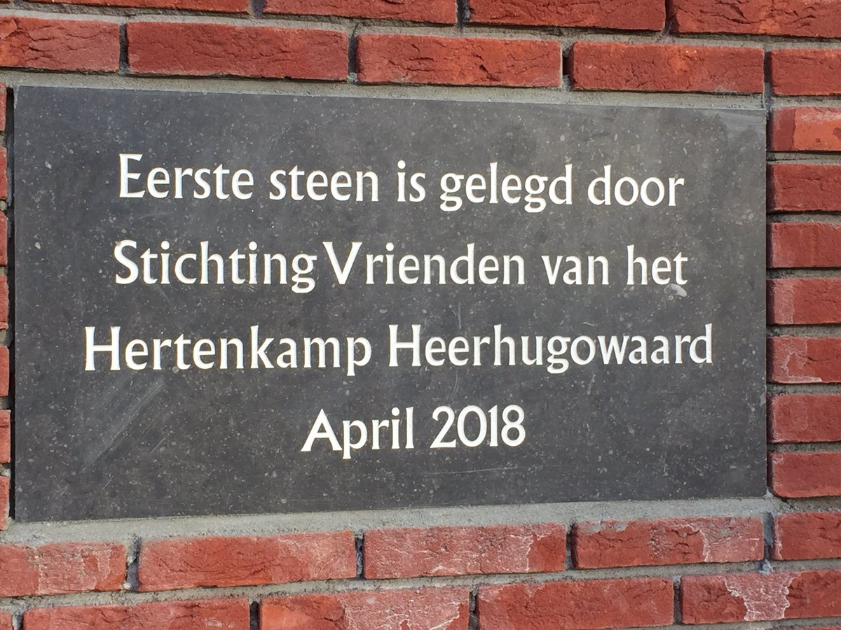 De eerste steen van het nieuwe dierenverblijf van het hertenkamp is onthuld door de Vrienden van <a href="/HertenkampHHW/">Hertenkamp HHW</a> <a href="/GemHHW/">Gemeente Heerhugowaard, in Memoriam</a>