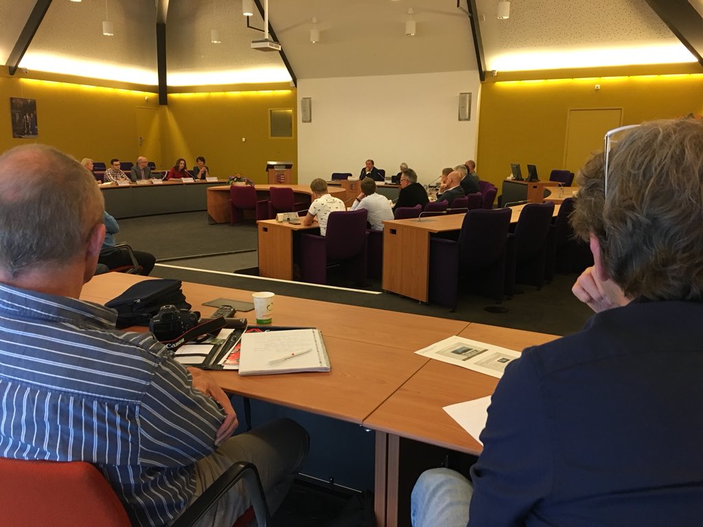 omroephouten's tweet photo. Informateur Ostendorp maakt in raadszaal bekend dat Groen Links, CDA, VVD en Christenunie met elkaar de formatie in gaan en er naar streven om begin juni een nieuw college te installeren. ITH  is niet aanwezig. #verkiezingen https://t.co/9jEtlK5B5D