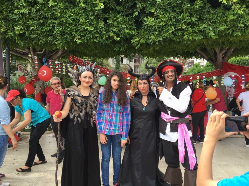ahbapakdeniz's tweet photo. Ahbap Adana üyeleri olarak 23 Nisan Ulusal Egemenlik ve Çocuk Bayramında Merkez Parkta gerçekleşen ücretsiz etkinliğimizde çocukların yüzlerini boyadık ve pamuk şeker dağıttık. @haluk_levent @ahbapplatformu #23NisanKutluOlsun https://t.co/bnUHIoILkF