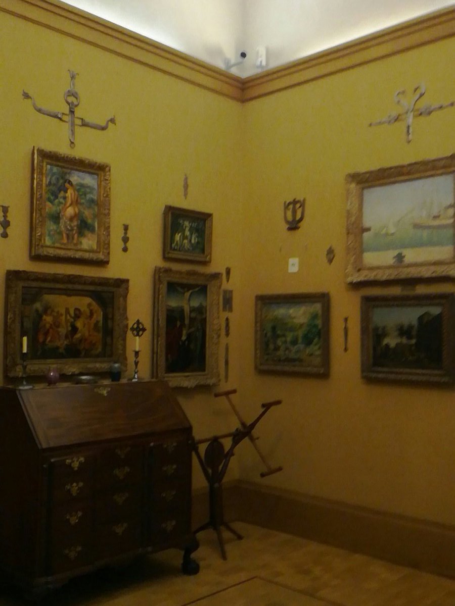 ptitfruitorange's tweet photo. Les salles présentent du mobilier, des sculptures et des tableaux de diverses époques https://t.co/ckGWtm40iw