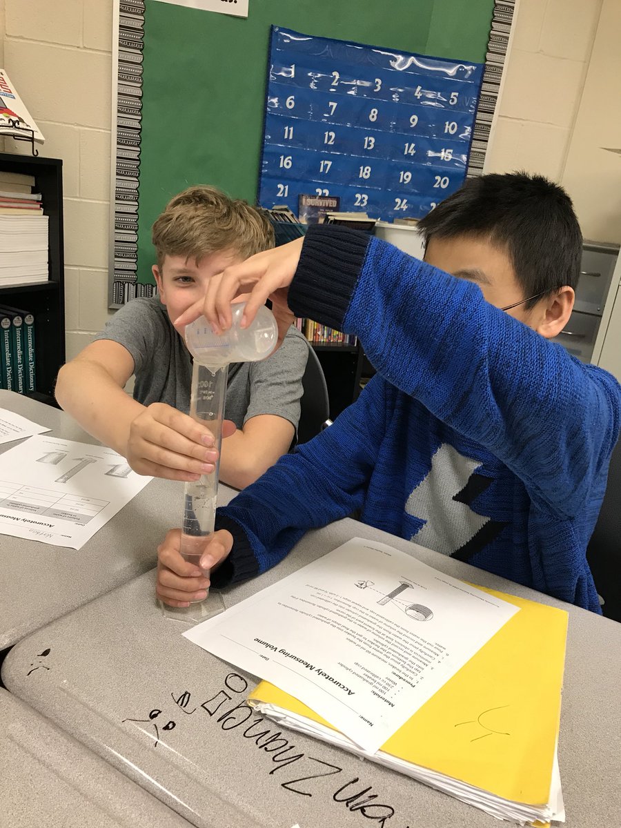 CordovasClass's tweet photo. Learning how to measure volume with beakers, graduated cylinders, and calibrated cups. #sciencerules @CWEtvCrew https://t.co/19NnOGMgQg