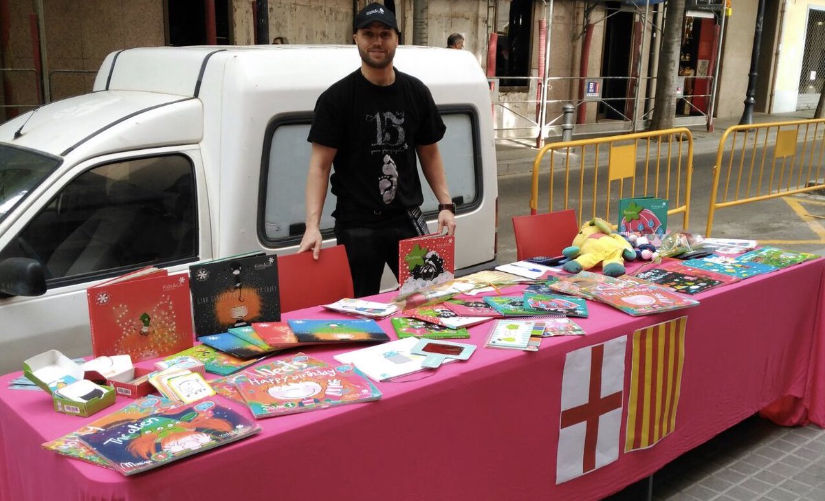 KidsSantAndreu's tweet photo. Estem al Carrer Gran de Sant ANdreu a la nostra paradeta. Vine a veure tots els llibres que tenim!!!
#SantJordi2018
#SantAndre
#KidsandUs
#LLibrespertotom
#NaturalEnglish https://t.co/YXMgfE67uZ