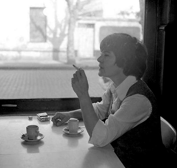 BsAs_recuerdo's tweet photo. `Mi barrio fue una planta de jazmín, la sombra de mi vieja en el jardín, la dulce fiesta de las cosas más sencillas y la paz en la gramilla de cara al sol´
Eladia Blázquez fuma junto al ventanal de un café cercano a Boedo con "el corazón mirando al Sur".
https://t.co/BXptVlaLWV https://t.co/g7hrHcb056