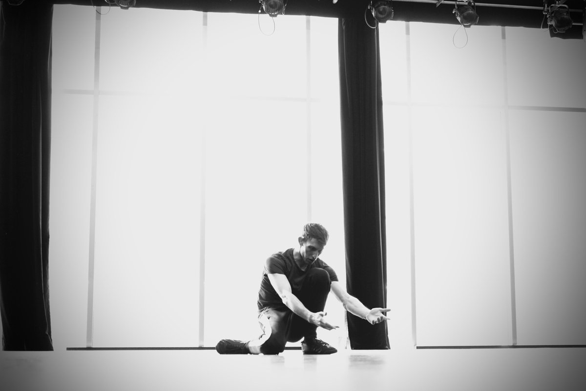 maisondanseqc's tweet photo. Parts+Labour_Danse @pldanse profite d'une résidence de @LaRotondeDanse à la Maison pour la #danse pour travailler un solo avec David Albert-Toth. 
La compagnie ouvre les portes de son studio ce samedi 28 avril à 13h30 et invite le public de Qc à assister à son travail en cours! https://t.co/twsp8qLTAj