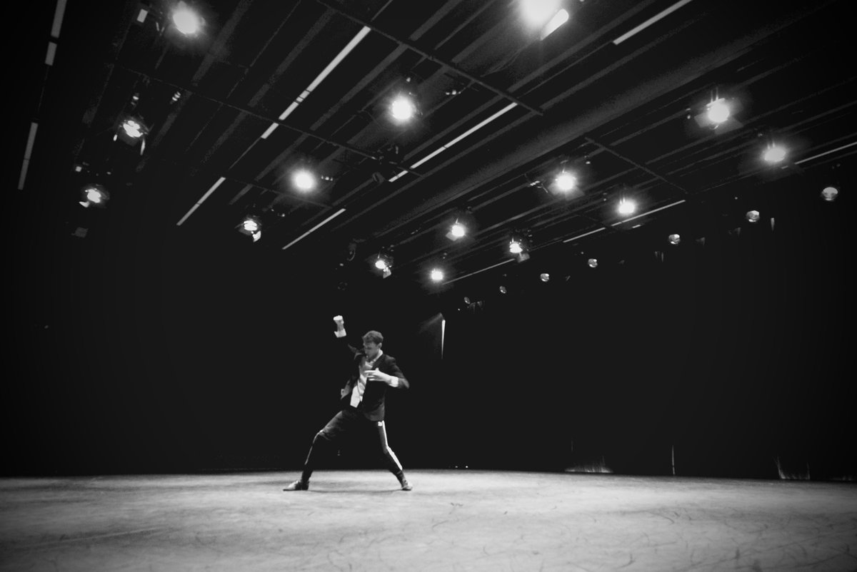 maisondanseqc's tweet photo. Parts+Labour_Danse @pldanse profite d'une résidence de @LaRotondeDanse à la Maison pour la #danse pour travailler un solo avec David Albert-Toth. 
La compagnie ouvre les portes de son studio ce samedi 28 avril à 13h30 et invite le public de Qc à assister à son travail en cours! https://t.co/twsp8qLTAj