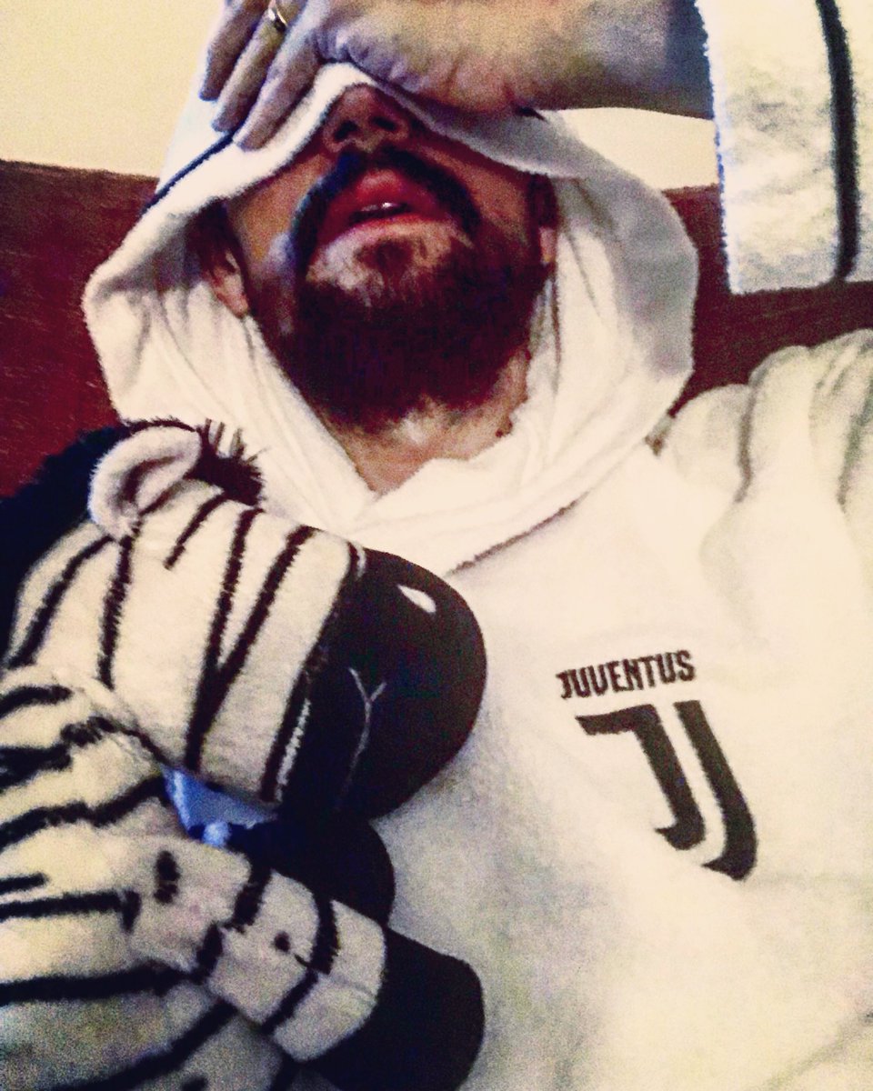 “Come sto? Guarda, sono appena uscito dalla doccia fredda di ieri sera” - I just came out from the “cold shower” of #JuveNapoliِ #ridiamocisu #èungioco #finoallafine #ForzaJuve <a href="/juventus/">JuventusMD</a> #Juve