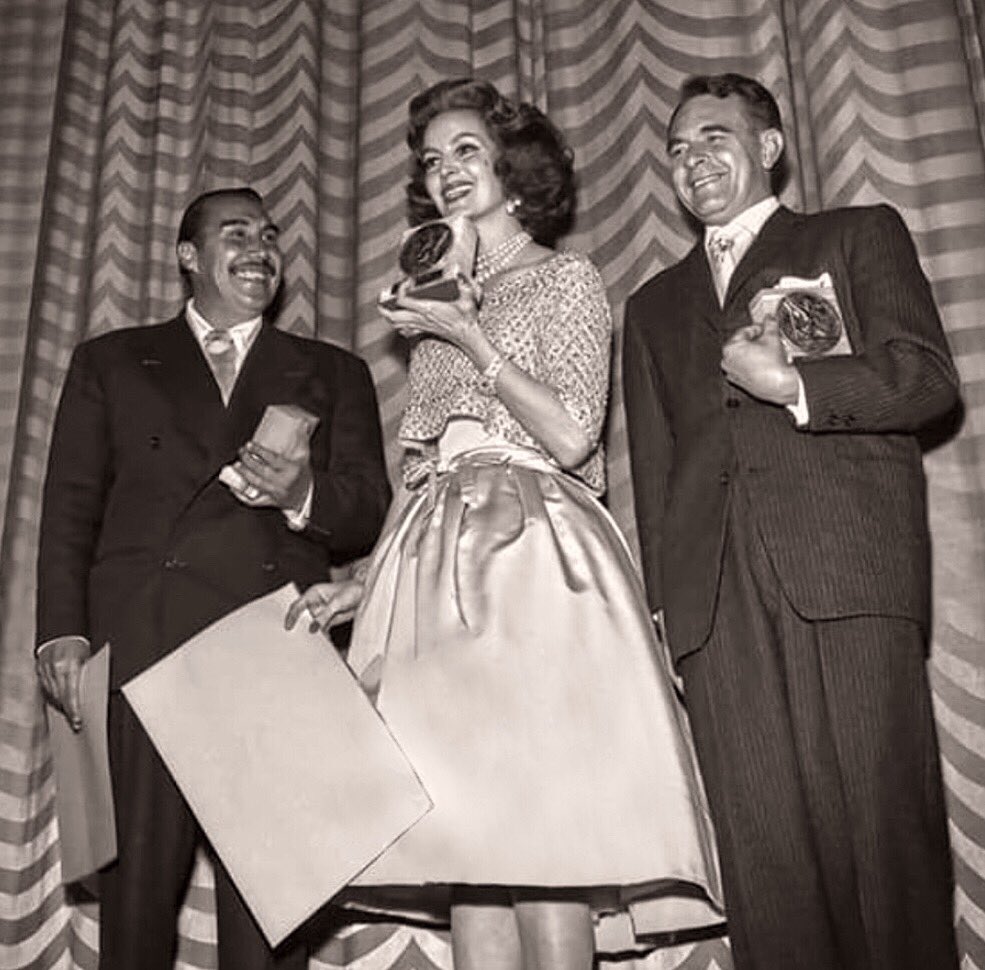 MFTodasMGuerra2's tweet photo. Nuestra bellísima Doña portando un diseño de #ysl genio creativo en 1959 de la Maison #Dior mismo modelo que uso en común con la Reina #farahdiba #mexicanauniversal #mariafelix #iconodemoda #ladoña #maríabonita #hautecouture #altacostura #runway #fashion #yvessaintlaurent https://t.co/OWh05cwWRc