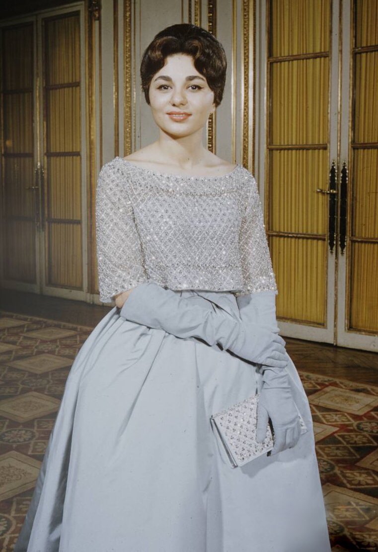 MFTodasMGuerra2's tweet photo. Nuestra bellísima Doña portando un diseño de #ysl genio creativo en 1959 de la Maison #Dior mismo modelo que uso en común con la Reina #farahdiba #mexicanauniversal #mariafelix #iconodemoda #ladoña #maríabonita #hautecouture #altacostura #runway #fashion #yvessaintlaurent https://t.co/OWh05cwWRc